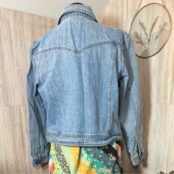 Bill Blass Vintage 90’s Light Blue Denim Jacket with Navy Bill Blass Buttons - Picture 4 of 9